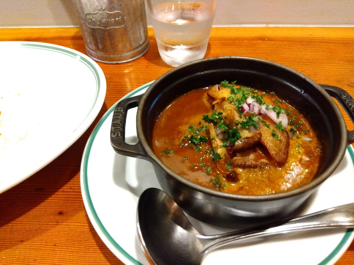 Eva19800706's tweet photo. 久々にキュイエールさんでランチ。今日は空いてた。珍しい。旦那ちゃんはハンバーグカレー、私はポークカレー。ポークはホロホロ。煮リンゴが入っています。今日もとってもおいしかったです♪ https://t.co/zd9IqrAe7H