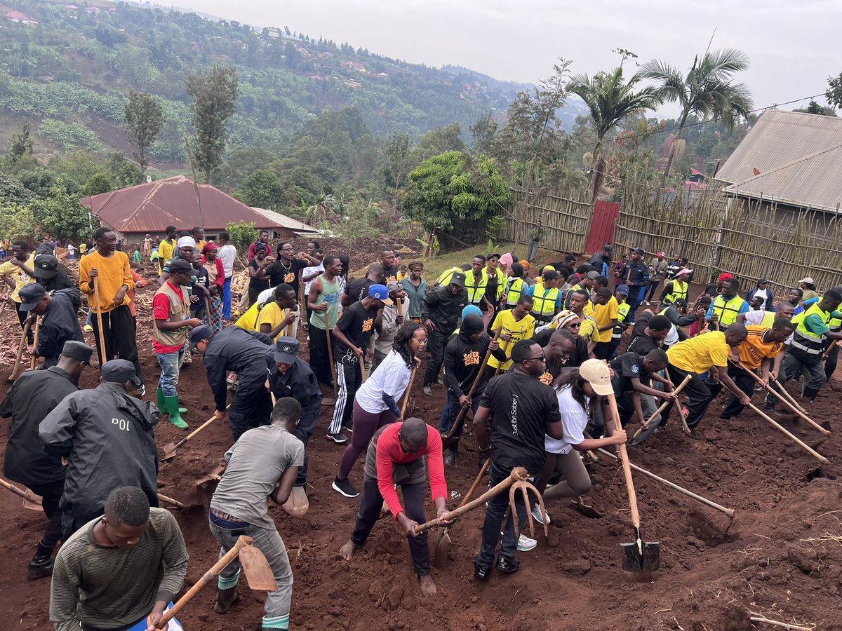 Kay2506's tweet photo. Muri iki gitondo mu murenge wa Gihundwe muri @RusiziDistrict twazindukiye mu muganda wo guhanga umuhanda tunashishikariza abaturage gahunda yo kwirinda ibyuma n’zindi nzoga zitemewe n’amategeko. 
 
Tukaba turi kumwe na minister @DrDamascene wa @Unity_MemoryRw 

#SoberGen 
#Urunganoruziraibiyobyabwenge
