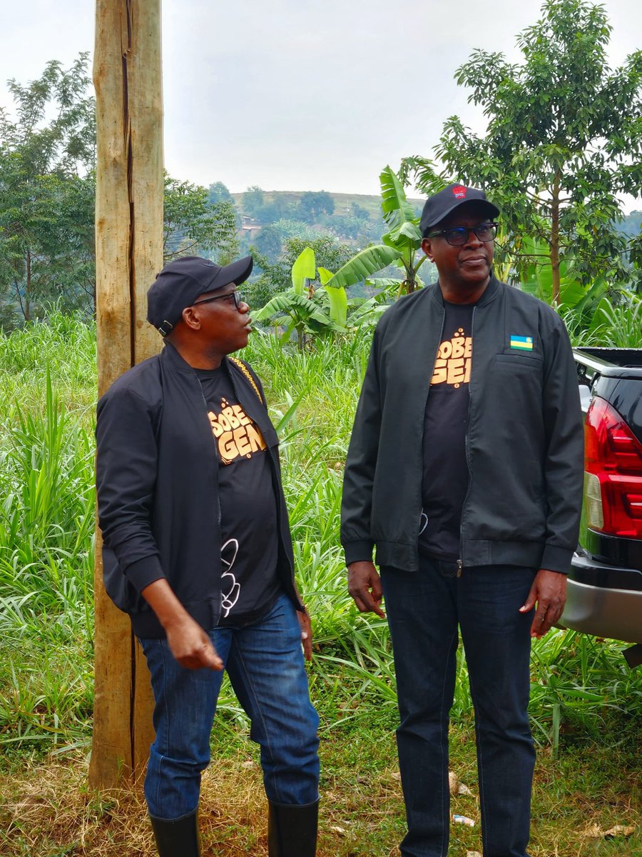 Kay2506's tweet photo. Muri iki gitondo mu murenge wa Gihundwe muri @RusiziDistrict twazindukiye mu muganda wo guhanga umuhanda tunashishikariza abaturage gahunda yo kwirinda ibyuma n’zindi nzoga zitemewe n’amategeko. 
 
Tukaba turi kumwe na minister @DrDamascene wa @Unity_MemoryRw 

#SoberGen 
#Urunganoruziraibiyobyabwenge