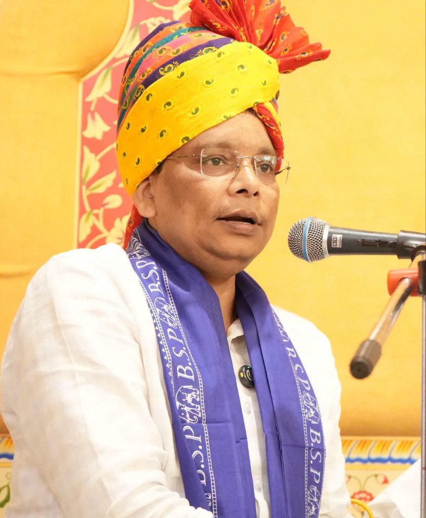 Bsp4u's tweet photo. माननीय गृहमंत्री जी आपने अपने व्यक्तव्य में कहा उत्तर प्रदेश में बसपा सरकार में उत्तर प्रदेश अपराध की इंडस्ट्री,कट्टा और तमंचा की इंडस्ट्री लगती थी। वाहन चुराने का कुटीर उद्योग लगता था, चैन स्नेचिंग का उद्योग था, माननीय गृहमंत्री जी जिस पद को आप सुशोभित कर रहे हैं उसे पद पर बिना तथ्यों के बिना बात करना आपकी छवि को धूमिल करता है। आपकी जानकारी हेतु बताना चाहता हूँ।

उत्तर प्रदेश में आदरणीय बहन जी की चार बार की सरकार में उत्तर प्रदेश में गुंडाराज माफिया राज और डाकुओं का राज खत्म किया। गुंडा टैक्स बंद कर कराया गया। कहीं कोई दंगा फसाद नहीं हुआ। हर वर्ग में अमन चैन स्थापित हुआ। गरीब और अमीर पूरी तरह खुश थे। गरीब परिवारों को जमीनों का मालिकाना हक दिया गया जहाँ पर वह रहते थे। 

भूमिहीनों को दो से तीन तीन एकड़ के जमीन के पट्टे दिये गये।लेकिन आपकी सरकार ने उनको बुलडोजर से बेघर कर दिया आज भी यूपी के गरीब लोग दर-दर भटकने के लिए मजबूर हो रहे हैं। 

आपकी जानकारी में बताना चाहता हूँ, 2017 से लेकर 2024 की यूपी में आपकी बीजेपी सरकार में पेपर लीक का उद्योग चरम पर पहुंच गया है। जिसके तहत नए-नए कीर्तिमान स्थापित हुए 2017 में यूपी पुलिस एसआई भर्ती परीक्षा रद्द 2018 में (uppcl) उत्तर प्रदेश में पावर कॉरपोरेशन लिमिटेड परीक्षा रद्द, 2018 में यूपी पुलिस कांस्टेबल नलकूप चालक भर्ती परीक्षा रद्द ,2021 में UPTET परीक्षा पेपर वापस रद्द ,2022 में लेखपाल भर्ती  परीक्षा पेपर लीक रद्द ,2024 में यूपी पुलिस कांस्टेबल पुलिस भर्ती परीक्षा पेपर लीक और रद्द जिसमें 48 लाख अभ्यर्थी प्रभावित हुए, 2024 में यूपी में RO/ARO समीक्षा अधिकारी परीक्षा पेपर लीक की वजह से रद्द, 2022 में यूपी बोर्ड के इंग्लिश पेपर 12 जिलों में परीक्षा पेपर लीक हुआ जिसकी वजह से आपको पेपर रद्द करना पड़ा था।

आपकी बीजेपी सरकार में उत्तर प्रदेश में मध्य प्रदेश के व्यापम घोटाला की तरह ही पेपर लीक उद्योग स्थापित हुआ ।जिसकी वजह से उत्तर प्रदेश में करोड़ों छात्र प्रभावित हुए हैं और तमाम छात्रों का भविष्य अंधकार मय हुआ है।उसकी पूरी की पूरी जिम्मेदारी उत्तर प्रदेश की भाजपा सरकार की है। साथ ही मैं कुछ आंकड़ों को आप को बताना चाहता हूँ, 2017 से अब तक 26000 ज्यादा उत्तर प्रदेश में सरकारी प्राथमिक और जूनियर स्कूल बंद किए गए शिक्षा का पूरा हाल हुआ। 

आज उत्तर प्रदेश की बीजेपी सरकार की गलत नीतियों की वजह से सात लाख से अधिक बच्चे आउट ऑफ स्कूल हैं उनको पढ़ने के अवसर ही नहीं मिल रहा है।

वही 2007 से 2012 के बीच में आदरणीय बहन जी के शासनकाल में 5000 प्राथमिक और जूनियर स्कूल खोले गए। 2007 से 12 के बीच में आदरणीय बहन जी की सरकार में 572 राजकीय हाई स्कूल माध्यमिक विद्यालय खोले गए, साथी 100 से अधिक डिग्री कॉलेज और 6 विश्व स्तरीय विश्वविद्यालय,5 इंजीनियरिंग कॉलेज, 7 मेडिकल कॉलेज भी खोले गए ,विशेष रूप से दलित और पिछड़े बहुल ग्रामीण क्षेत्र में माध्यमिक शिक्षा की पहुंच बढ़ाने के लिए इन विद्यालयों का निर्माण कराया गया। और इस कार्य में आपकी बीजेपी सरकार ने 10 सालों में जीरो का कीर्तिमान स्थापित किया है। 

गरीब परिवारों के बच्चों को डॉक्टर, इंजीनियर, बैंकर्स बनाने के लिए छह कोचिंग इंस्टीट्यूट खोलने का काम किया उदाहरण स्वरूप लखनऊ के गोमतीनगर स्थापित भागीदारी भवन है आप यहाँ जाकर विजिट कर सकते हैं।उसके साथ ही में आपको या भी बताना चाहता हूं 2007 से पहले उद्योग प्रदेश डाकुओं के नाम से जाना जाता था चारों तरफ दहशत का माहौल था उस माहौल को खत्म करके उत्तर प्रदेश को भय मुक्त प्रदेश बनाया। 

आज यूपी में जातिवाद ऊँच नीच की भावना चरम पर हेयर बहन जी के शासनकाल में इस तरह का कोई माहौल नहीं था। सभी लोग भाई चारे के साथ अमन और चैन से रहते थे। पिछले 10 सालों में हत्या बलात्कार जबरन कब्जा आदि घटनाएं चरम पर हैं।  

उत्तर प्रदेश में नकली दवाइयां का उद्योग भी चरम पर है जिसकी वजह से कई बच्चों की जान चली गई लेकिन दोषियों और नकली दवाई उद्योग को बुलडोजर चला कर ध्वस्त करने की बजाय उनको भी संरक्षण प्राप्त है।इसलिए आप इस तरह की बातें करना कहीं ना कहीं से आपका और आपके पद को शोभा नहीं देता है।

धन्यवाद
जय भीम जय भारत 

~ श्री रामजी गौतम जी ( बीएसपी सांसद, केंद्रीय कोऑर्डिनेटर )

#bsp I #india