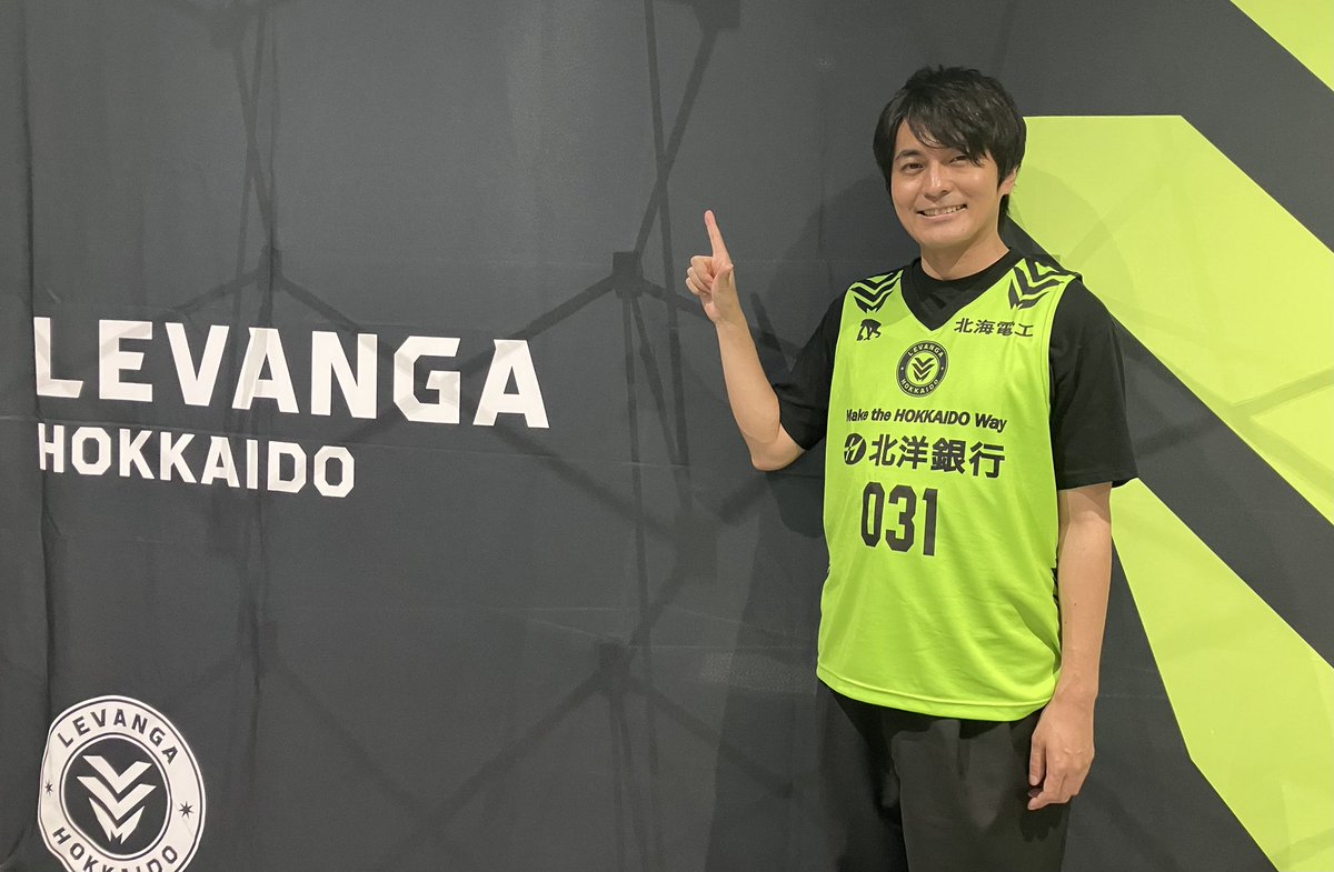 kamuy_anime's tweet photo. 本日開催の りそなグループB.LEAGUE 2026-27シーズンホーム開幕戦 レバンガ北海道vsシーホース三河戦にて、TVアニメ『#ゴールデンカムイ』×レバンガ北海道 supported by Diamond headコラボレーション企画を実施ッ！

杉元役の小林親弘さんが開幕戦に応援参加させていただきました！
ご来場された皆様、お楽しみいただけましたらなによりです！