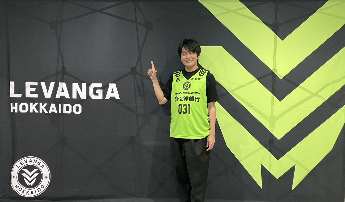 kamuy_anime's tweet photo. 本日開催の りそなグループB.LEAGUE 2026-27シーズンホーム開幕戦 レバンガ北海道vsシーホース三河戦にて、TVアニメ『#ゴールデンカムイ』×レバンガ北海道 supported by Diamond headコラボレーション企画を実施ッ！

杉元役の小林親弘さんが開幕戦に応援参加させていただきました！
ご来場された皆様、お楽しみいただけましたらなによりです！