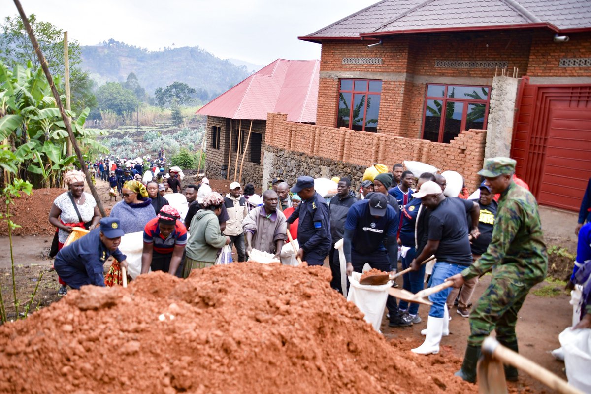 RwandaNorth's tweet photo. Ibikorwa byo kubungabunga Umugezi wa Rwebeya ni byo byibanzweho mu muganda rusange usoza Ukwezi kwa Nzeri 2026, wakorewe mu Murenge wa Muhoza, Akarere ka Musanze. Minisitiri @U_Consolee, Guverineri @gahundemaurice n’abandi bayobozi bifatanyije n’abaturage muri ibi bikorwa. https://t.co/apHjXwYz8u