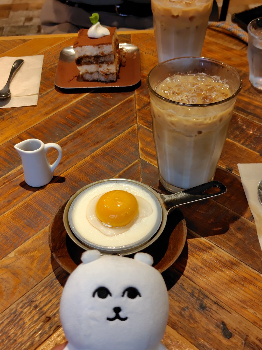 rotti_rotti's tweet photo. きょむべ、目玉焼きレアチーズケーキだって。かわいいね。 https://t.co/69LuMwm7Wl