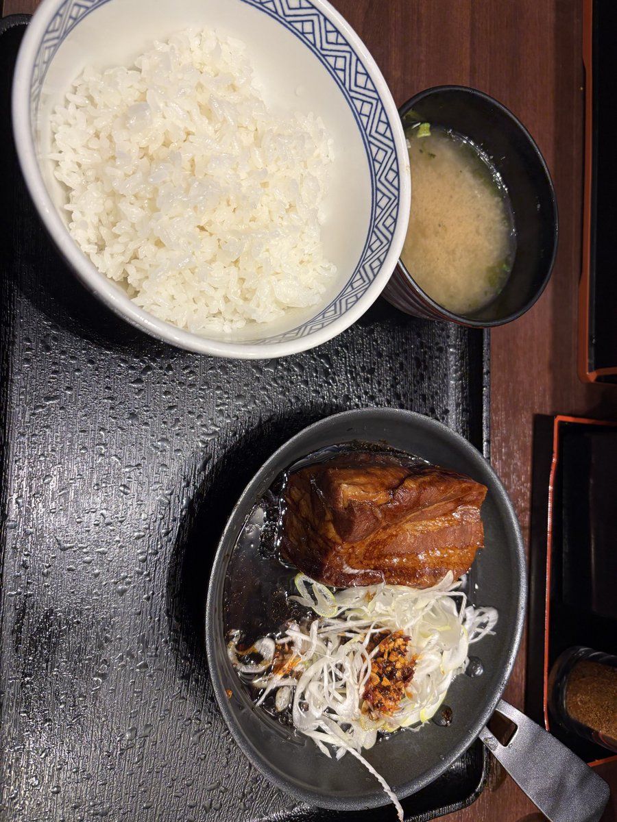 tabenomi_app's tweet photo. と，いろいろ考えながら美味しくいただきました。柔らかくてボリューミーな角煮。
ご馳走様でした。
#吉野家
#角煮 https://t.co/eflsyQ6rPK