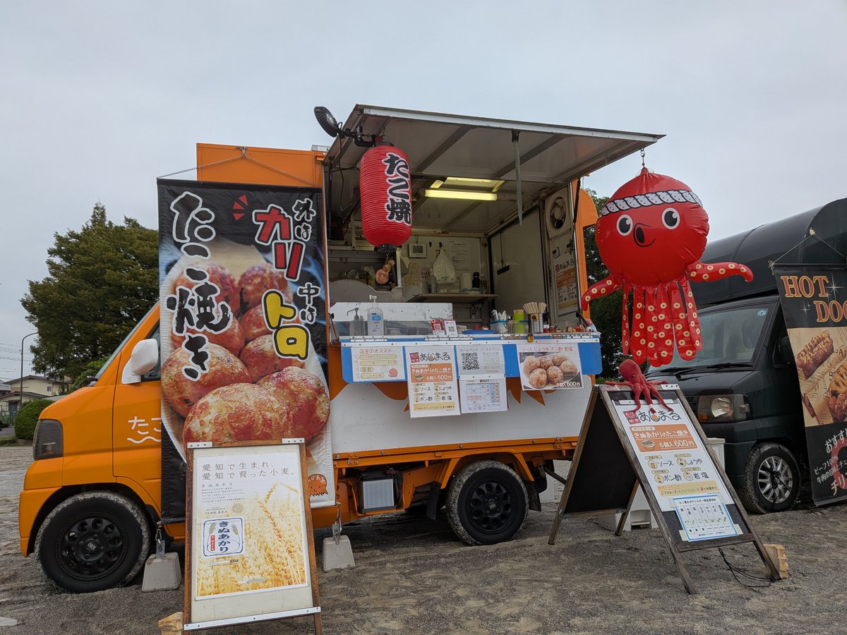 ajimarusan's tweet photo. 本日、春日井市の牛山小学校にて「牛山区民どまんなか祭り」が開催されておりますよ🙌
時間は16時〜20時となっておりますよ
あいにくの小雨天気で降ったりやんだりしております⛈️🙄
体育館の中にはプロレスのリングがあってビックリしました…凄い気になる…👀
是非お越しください〜💃🕺‼️
#牛山小学校 https://t.co/COsGQti4Mt