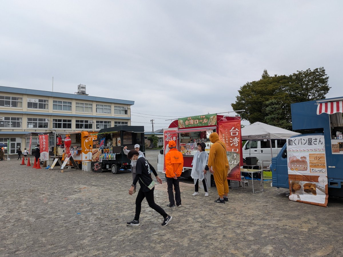 ajimarusan's tweet photo. 本日、春日井市の牛山小学校にて「牛山区民どまんなか祭り」が開催されておりますよ🙌
時間は16時〜20時となっておりますよ
あいにくの小雨天気で降ったりやんだりしております⛈️🙄
体育館の中にはプロレスのリングがあってビックリしました…凄い気になる…👀
是非お越しください〜💃🕺‼️
#牛山小学校 https://t.co/COsGQti4Mt