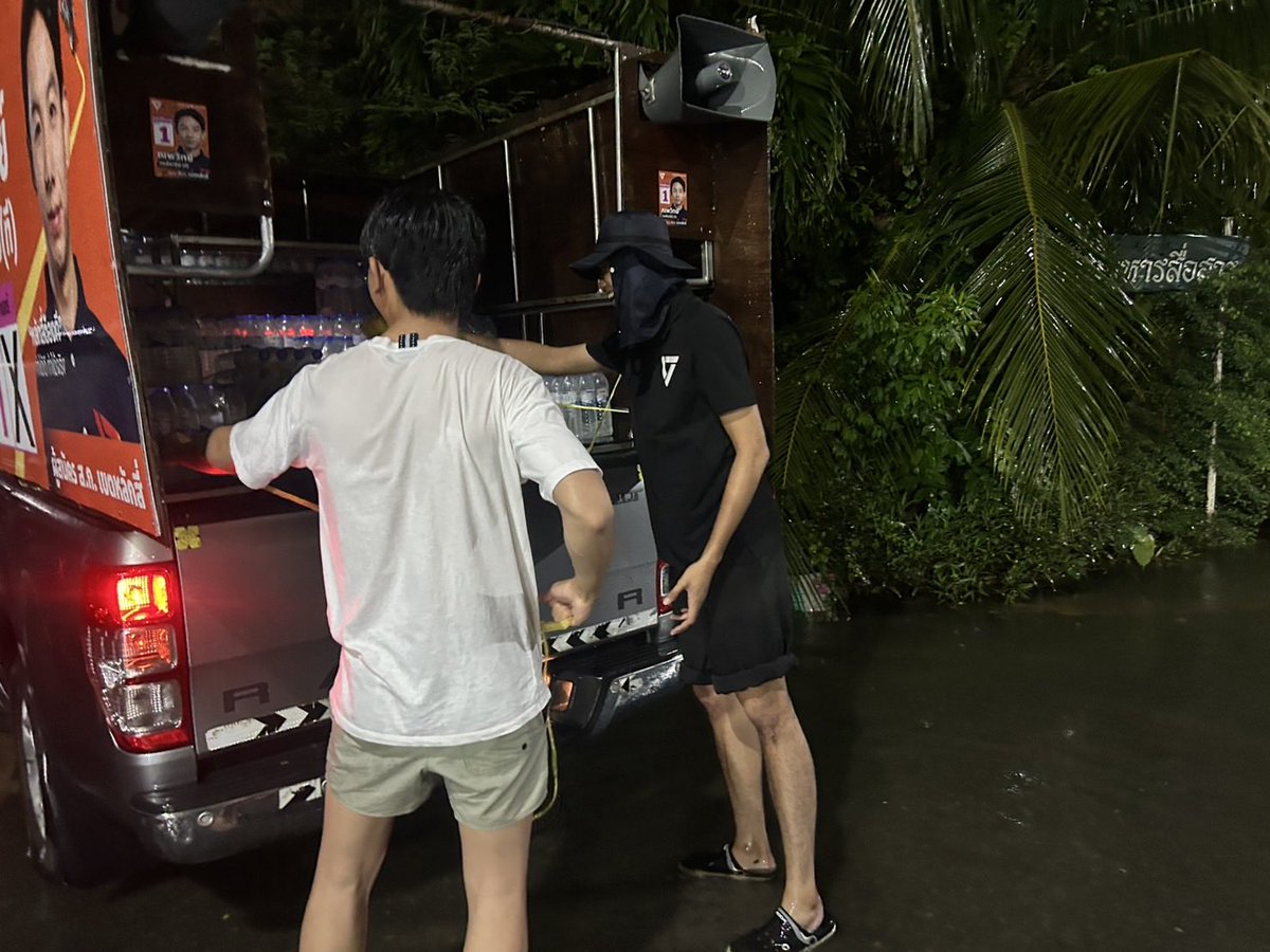 BankSuphanatMin's tweet photo. แจกน้ำเมื่อคืน ชุมชนบางบัว ริมคลองถนน/คลองลาดพร้าว เขตบางเขน https://t.co/Hkl6K5Sa9k