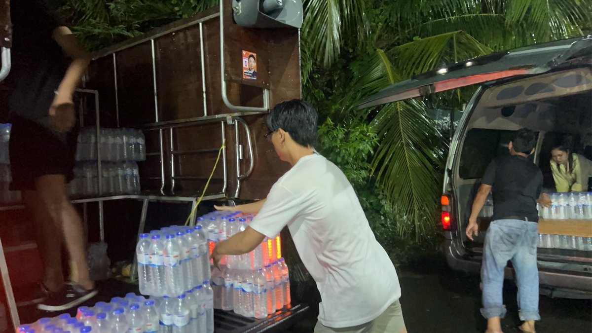 BankSuphanatMin's tweet photo. แจกน้ำเมื่อคืน ชุมชนบางบัว ริมคลองถนน/คลองลาดพร้าว เขตบางเขน https://t.co/Hkl6K5Sa9k
