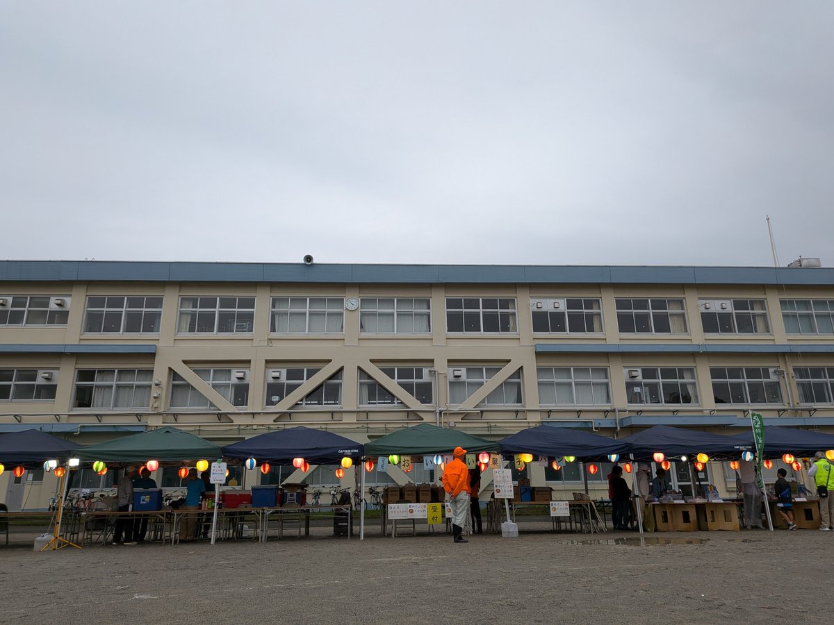 ajimarusan's tweet photo. 本日、春日井市の牛山小学校にて「牛山区民どまんなか祭り」が開催されておりますよ🙌
時間は16時〜20時となっておりますよ
あいにくの小雨天気で降ったりやんだりしております⛈️🙄
体育館の中にはプロレスのリングがあってビックリしました…凄い気になる…👀
是非お越しください〜💃🕺‼️
#牛山小学校 https://t.co/COsGQti4Mt