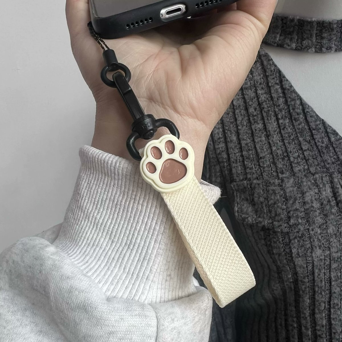BeaChawla260's tweet photo. Just finished this cute hand-knit cat paw keychain  Soft yarn + simple stitches = the perfect tiny gift for my fur baby! Who else loves quick weekend crafts https://t.co/EvnEkmk6Cd