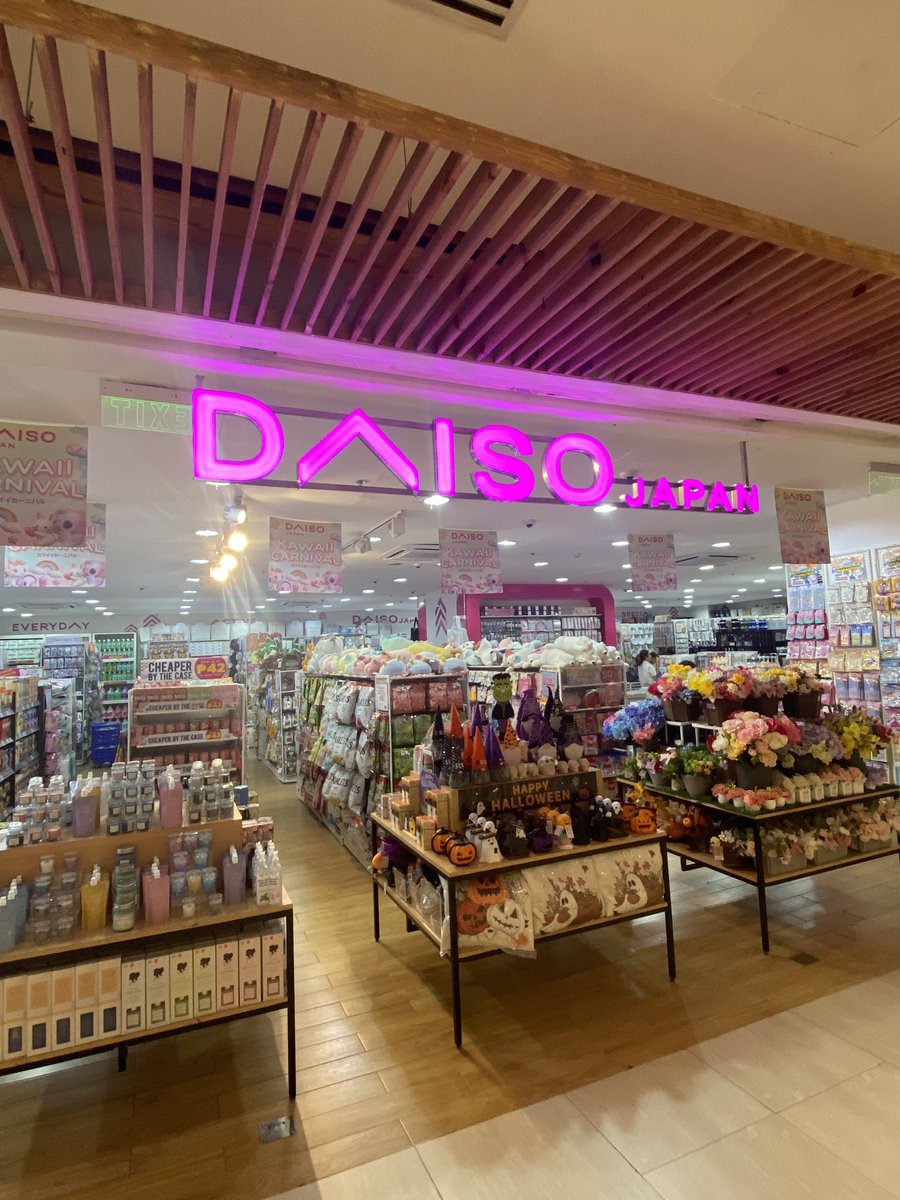zabiga12's tweet photo. ディナー後、モールを散策。
ダイソーは、78ペソからみたい。
日本円で200円

A-jaxてゲームあったような？

JOYは、日本にあるのと同じ https://t.co/jbuFJz4tz9