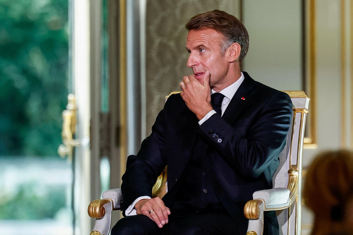 Resistance_SM's tweet photo. 🚨🇫🇷.🇩🇿 Alger : Emmanuel Macron est allé à Alger en février 2017, en pleine campagne présidentielle 
Il y a vu des officiels et des patrons proches du pouvoir de l’époque.

Le lendemain, il a tenu sa phrase sur la colonisation En février 2017, Emmanuel Macron a accusé la France, en tant qu’État colonisateur, d’avoir commis un « crime contre l’humanité » en Algérie : la phrase exacte, prononcée à Alger le 15 février 2017, était 

« La colonisation fait partie de l’histoire française. C’est un crime, c’est un crime contre l’humanité, c’est une vraie barbarie. » 

En droit international, « crime contre l’humanité » est l’une des accusations les plus graves, car elle vise des actes systématiques contre une population civile, et l’appliquer à la colonisation française revient à dire que la France, comme puissance coloniale, a commis une faute historique majeure. Ensuite, sous la pression en France, il a reculé sur la formulation : il a dit regretter d’avoir « blessé » certains, il a précisé qu’il ne voulait pas de « repentir » ni de « haine de soi », et une fois président il a multiplié les gestes mémoriels (restitution de crânes, reconnaissance d’assassinats comme celui d’Ali Boumendjel, commission Stora) tout en refusant les excuses officielles demandées par Alger.

il y a de forts soupçons que des oligarques algériens ont payé sa campagne, qu’il y a des valises de billets ;qu’un deal a été conclu : reconnaissance des crimes coloniaux contre de l’argent ;
qu’un général brésilien l’aurait révélé via un rapport américain.

Des journalistes ont soupçonné un financement caché, parce que les caisses d’En Marche étaient alors VIDES et que des figures comme Haddad, Kouninef ou Rebrab apparaissent dans le récit du voyage. il est allé là-bas chercher du soutien  possiblement un trafic d’influence.

~
https://t.co/8R4BBFQIz1 

~
https://t.co/MkF2xdirDB