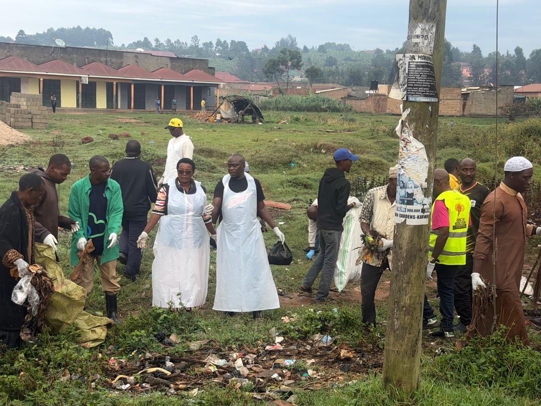 honkateshmedia's tweet photo. The Member of Parliament for Sheema Municipality @HonKateshD today joined residents in a clean-up exercise to mark National Cleaning Day. Speaking during the exercise, the legislator emphasized that a clean constituency is a healthy, thriving one https://t.co/qfCAIYZBp4