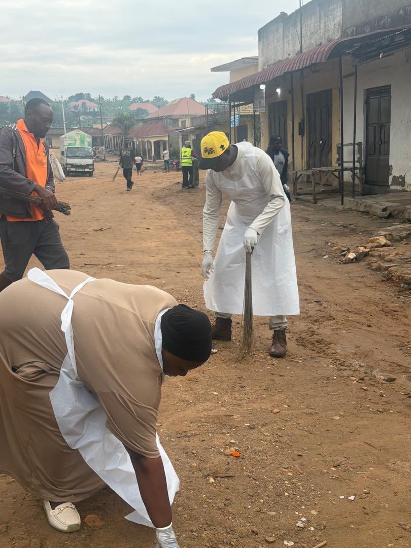 honkateshmedia's tweet photo. The Member of Parliament for Sheema Municipality @HonKateshD today joined residents in a clean-up exercise to mark National Cleaning Day. Speaking during the exercise, the legislator emphasized that a clean constituency is a healthy, thriving one https://t.co/qfCAIYZBp4