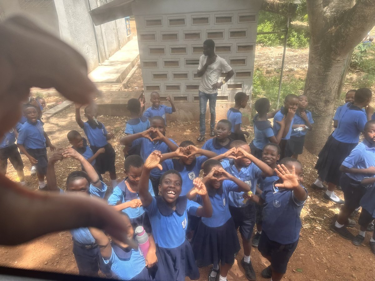 jezebelIIl's tweet photo. right like i was in ghana with kids and they acted the same way…and im black…they just are excited to speak to foreigners !!! https://t.co/ZniW5HM0KD