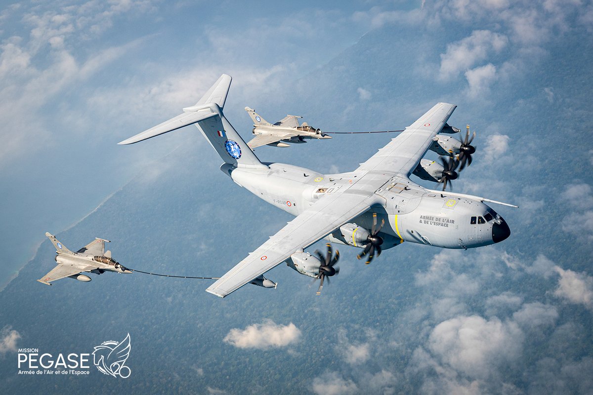 EscadronsChasse's tweet photo. #PEGASE26
Alors que l'exercice Tarang Shakti a débuté en 🇮🇳, revenons avec quelques photos sur l'étape indonésienne. 
Ici, 2 #Rafale 🇫🇷 ravitaillent sur un A400M au-dessus du littoral, démontrant une fois une souplesse d'emploi qui est en train d'en faire un vrai couteau suisse ! https://t.co/SUBkKyCgRn