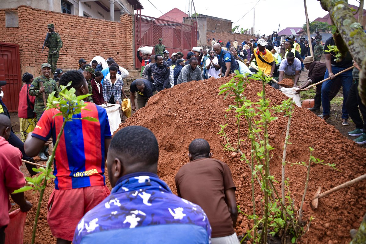 RwandaNorth's tweet photo. Ibikorwa byo kubungabunga Umugezi wa Rwebeya ni byo byibanzweho mu muganda rusange usoza Ukwezi kwa Nzeri 2026, wakorewe mu Murenge wa Muhoza, Akarere ka Musanze. Minisitiri @U_Consolee, Guverineri @gahundemaurice n’abandi bayobozi bifatanyije n’abaturage muri ibi bikorwa. https://t.co/apHjXwYz8u