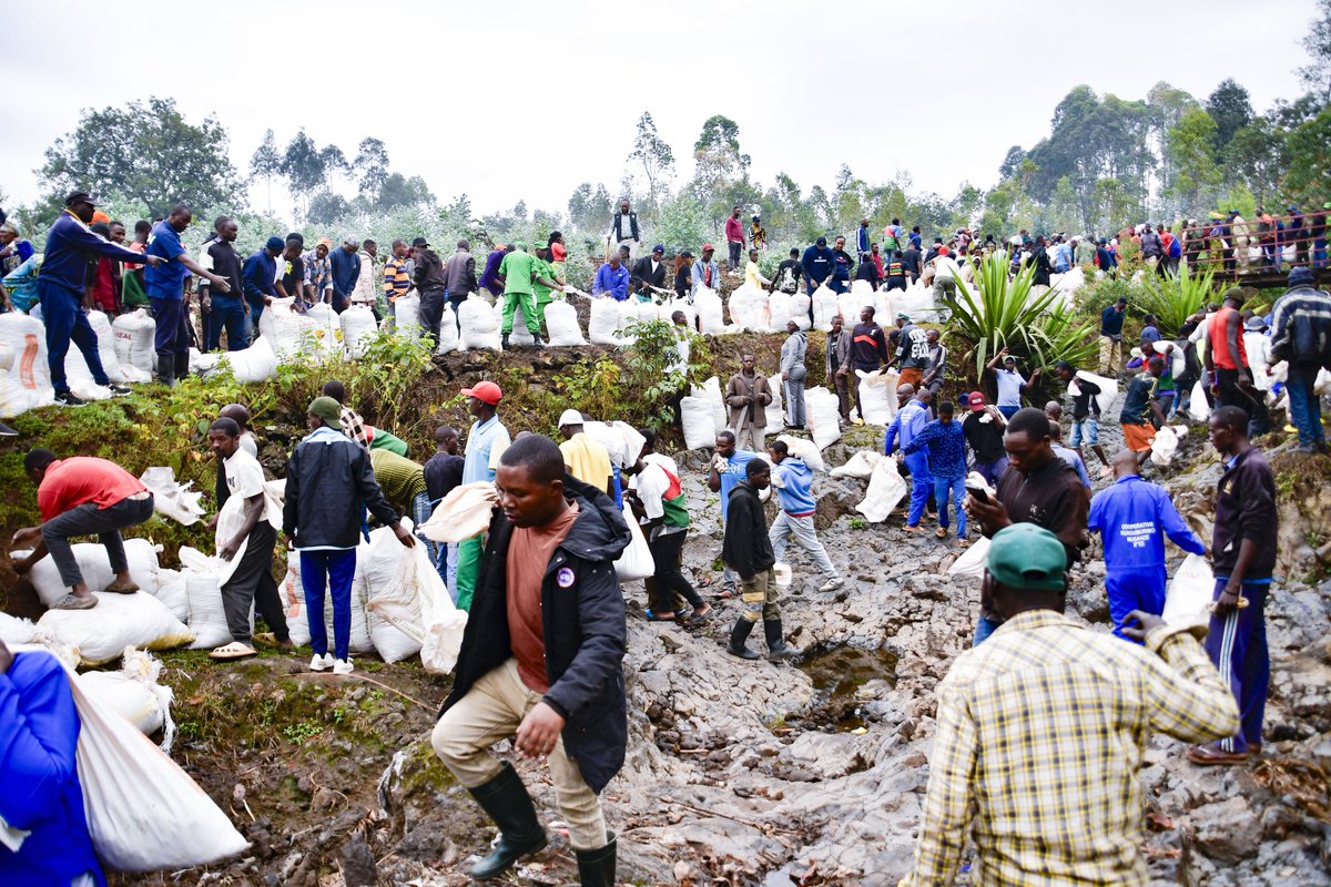 RwandaNorth's tweet photo. Ibikorwa byo kubungabunga Umugezi wa Rwebeya ni byo byibanzweho mu muganda rusange usoza Ukwezi kwa Nzeri 2026, wakorewe mu Murenge wa Muhoza, Akarere ka Musanze. Minisitiri @U_Consolee, Guverineri @gahundemaurice n’abandi bayobozi bifatanyije n’abaturage muri ibi bikorwa. https://t.co/apHjXwYz8u