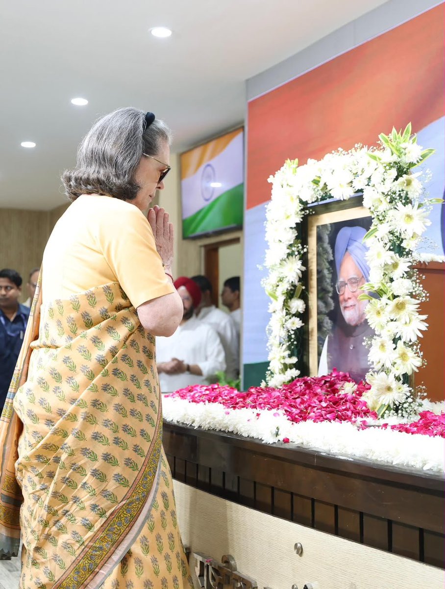 KHMuniyappaklr's tweet photo. On the birth anniversary of former Prime Minister Dr. Manmohan Singh, CPP Chairperson Smt. Sonia Gandhi ji and Leader of Opposition Shri Rahul Gandhi paid floral tributes in New Delhi.

📍 New Delhi https://t.co/nf1n5NVZrH