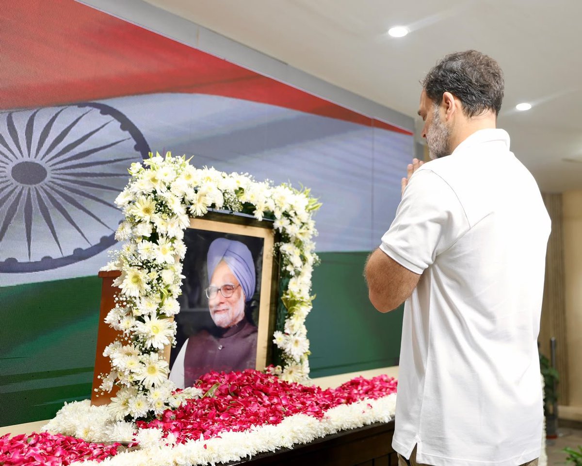 KHMuniyappaklr's tweet photo. On the birth anniversary of former Prime Minister Dr. Manmohan Singh, CPP Chairperson Smt. Sonia Gandhi ji and Leader of Opposition Shri Rahul Gandhi paid floral tributes in New Delhi.

📍 New Delhi https://t.co/nf1n5NVZrH