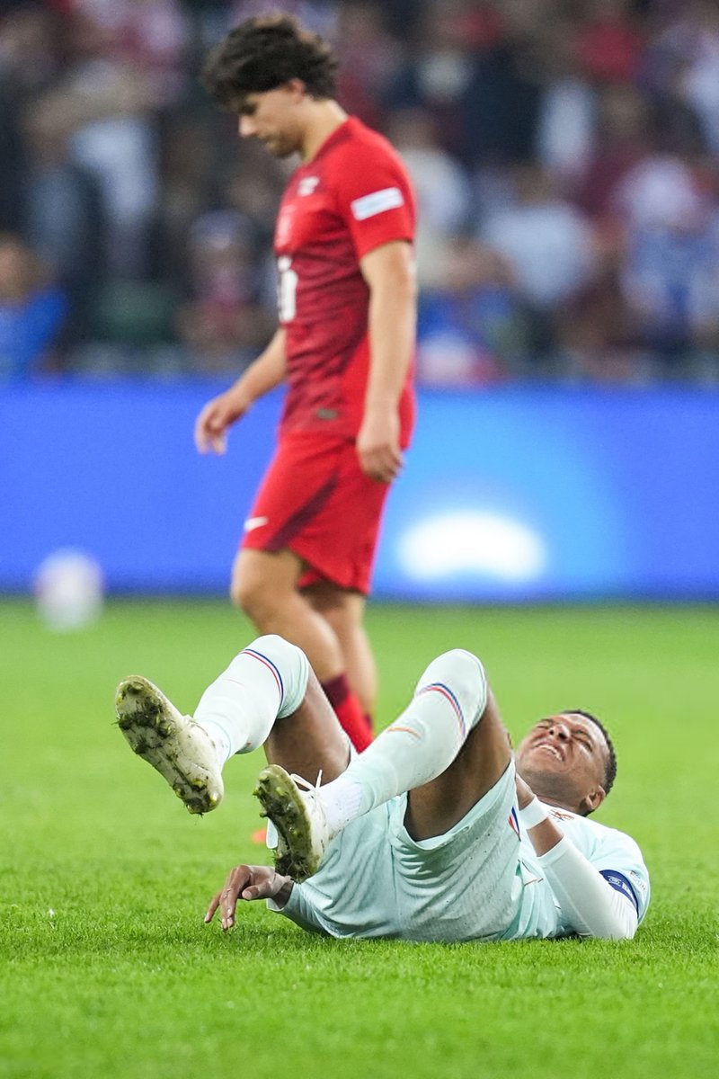 _BeFootball's tweet photo. 🚨 LA PRESSE MADRILÈNE TREMBLE POUR LA BLESSURE DE KYLIAN MBAPPÉ 🇫🇷 À UN MOIS DU CLASICO !! 😬🇪🇸

Blessé au genou gauche contre la Turquie 🇹🇷, Kylian Mbappé 🇫🇷 rentre à Madrid et inquiète déjà l'Espagne à un mois du Clasico. 😔

« Son genou gauche, encore une fois. L'inquiétude règne au Real Madrid. PERSONNE NE PARLE, ON ATTEND LES RÉSULTATS DES EXAMENS, MAIS LA TENSION EST PALPABLE », rapporte le quotidien @diarioas. 😕

De son côté, @marca déplore les dégâts du virus FIFA :

« Il a fini par s’effondrer sur la pelouse, les mains sur le visage, LAISSANT LES SUPPORTERS DU REAL MADRID LE CŒUR SERRÉ. » 💔

(via @RMCsport)