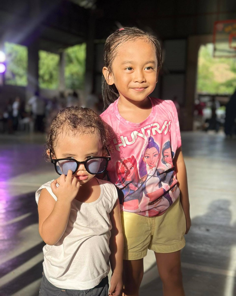 NinaBakiosbcys's tweet photo. So cute, but those sunglasses are way too big for you 🤭 https://t.co/XvUiUwuj3j