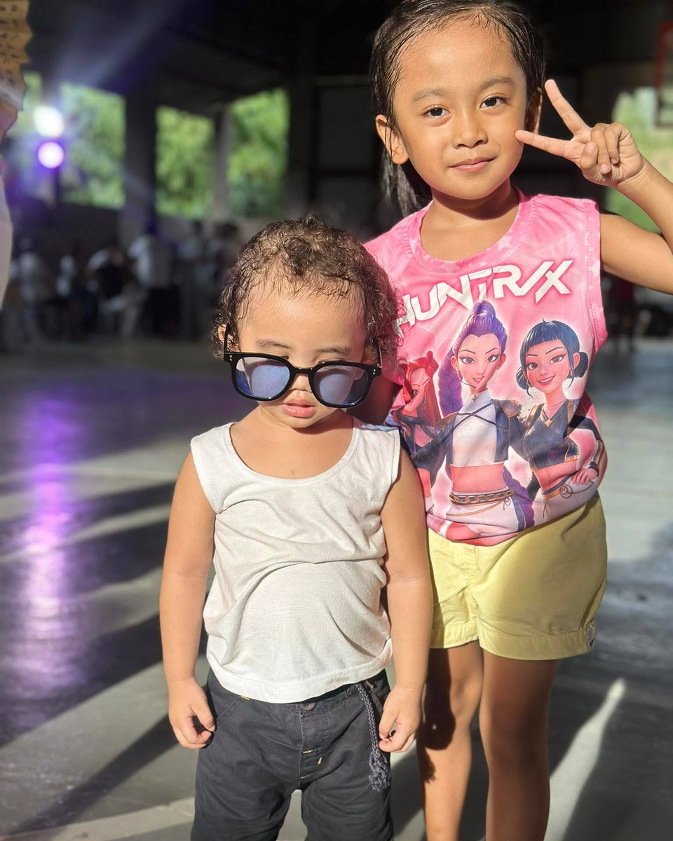 NinaBakiosbcys's tweet photo. So cute, but those sunglasses are way too big for you 🤭 https://t.co/XvUiUwuj3j