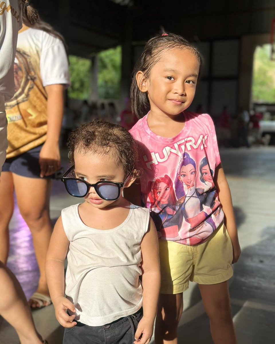 NinaBakiosbcys's tweet photo. So cute, but those sunglasses are way too big for you 🤭 https://t.co/XvUiUwuj3j
