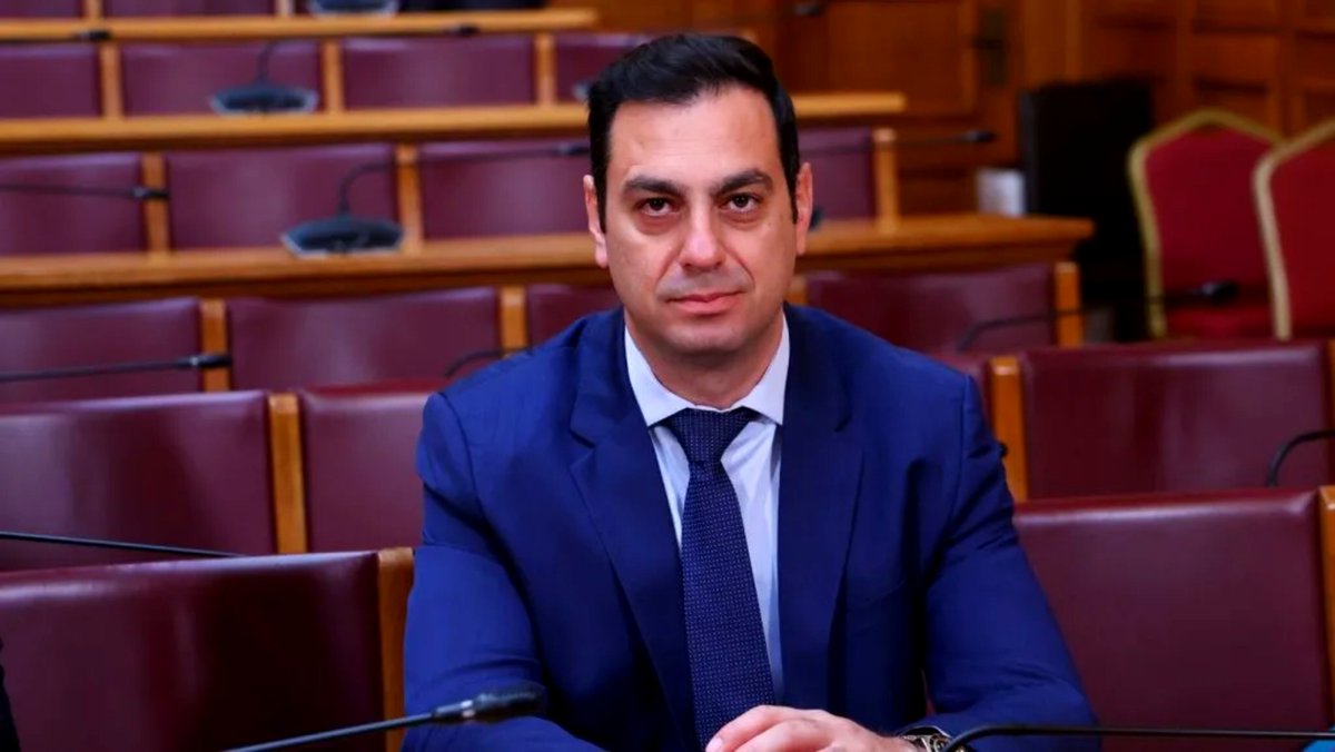 NewsUnityGR's tweet photo. «Αν δεν έχεις 10 ευρώ για βενζίνη, παίρνεις τα μέσα μαζικής μεταφοράς»

https://t.co/mHCenzsBfE

#Βενζίνη #Ακρίβεια #Κουλκουδίνας #Σπύρος_Κουλκουδίνας #Ελλάδα #ΝΔ https://t.co/0Iao6LZWfU