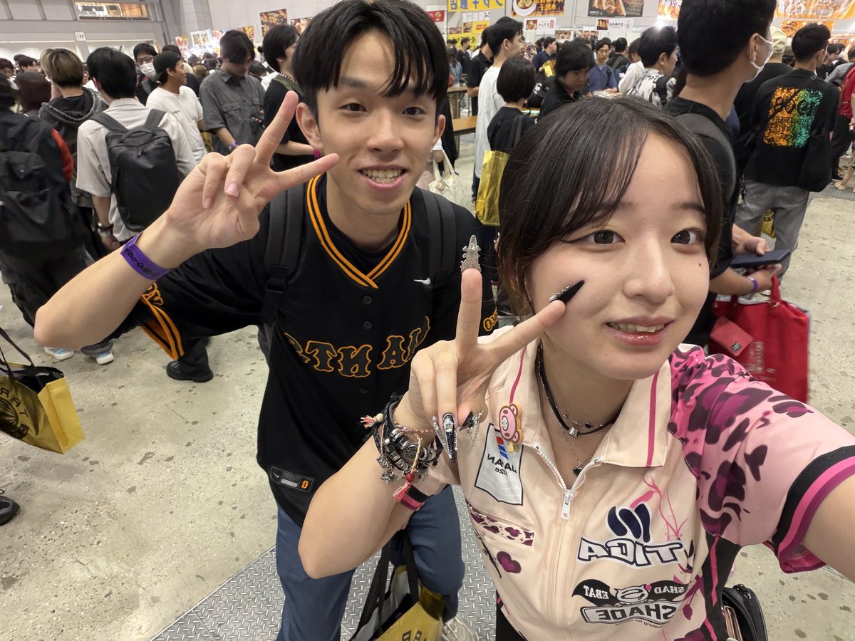 yiwei_07's tweet photo. 260920｜ダーツ祭り｜SHADE
SHADE TVで気になっていた河原舞姫プロとSHADEブースでツーショット
実際に会って、本当に優しくてめっちゃ可愛かった！✨
これからも台湾から応援します🔥

@SHADE_CLOTHING 様
これからも舞姫ちゃんのグッズ、たくさん出していただけると嬉しいです！
僕、買います！ https://t.co/xGjkY1j5ze
