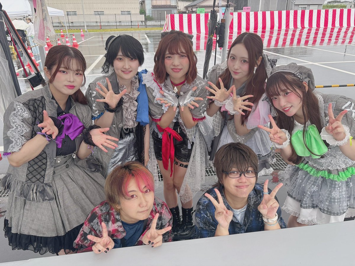 litcross_xxx's tweet photo. #リトクロxxx
川口たたら祭り Galaxy特設野外ステージ
出演させていただきました！🌟
雨の中見ていただき本当にありがとうございました🥺✨

はじめてのお祭り出演🎶
とっても楽しかったです❣️

明日はイオンモールむさし村山にてエンタパークフェス！
楽しんでいきましょう💓

新衣装つくっていただいたちょきちょき堂のViperaさんにお会いできました！
今回も素敵な衣装をありがとうございます😭💓