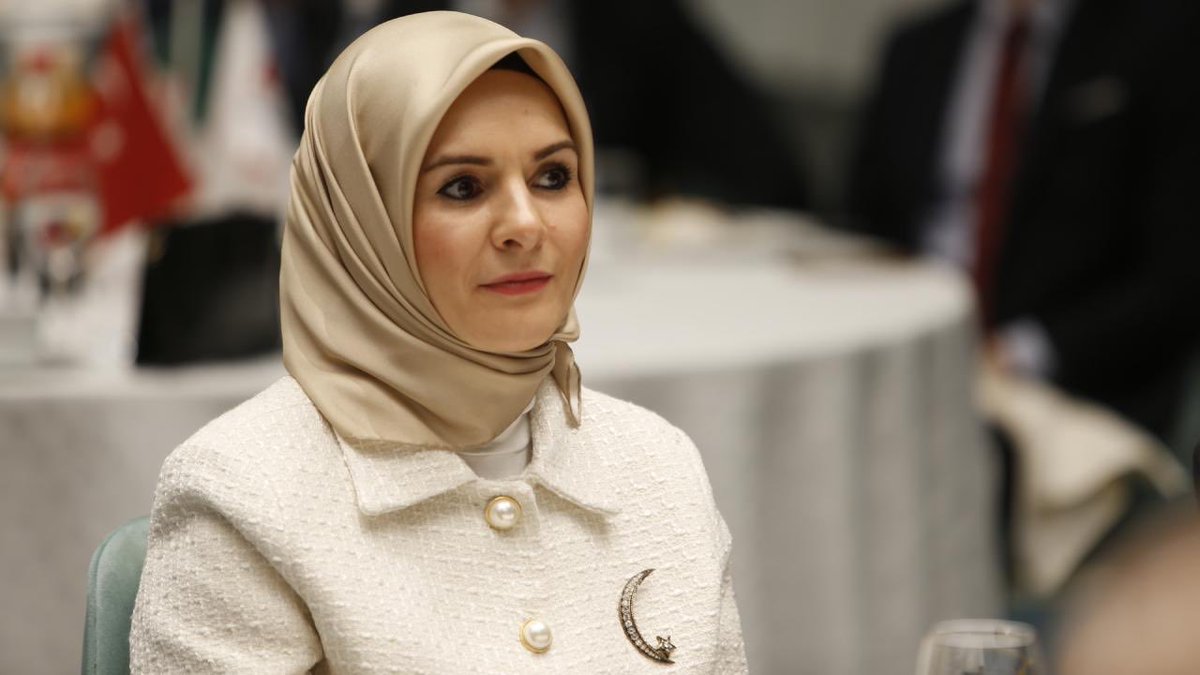 toplumsal197's tweet photo. Emekliler yoksullukla boğuşurken iktidar temsilcilerinin sözleri yeniden gündeme geldi.

15 Aralık 2025’te emeklilerin geçinemedikleri için ucuz otel odalarında kalmak zorunda kaldığını ortaya koyan haberin ardından Bakan Mahinur Özdemir Göktaş, Meclis’te “Belki başka nedenlerle orada kalıyorlardır” dedi.

Tepkiler üzerine durumu “bireysel tercih” olarak nitelendiren Göktaş, “Devletimizin sunduğu tüm imkânlara rağmen bireysel tercihler bilinçli olarak vatandaşlarımızı yanıltmak amacıyla toplumsal bir kriz gibi sunulmaya çalışıldı” ifadelerini kullandı.