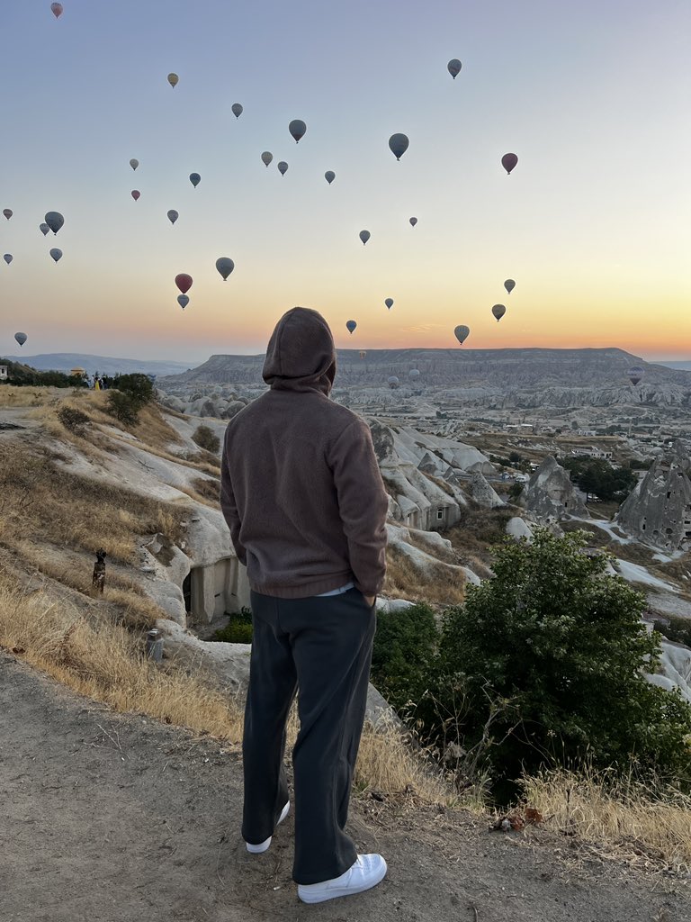 i_scutarasu's tweet photo. @Mariusz_Invest GM 💪
Enjoying the balloons https://t.co/Aq7KdpAkiD