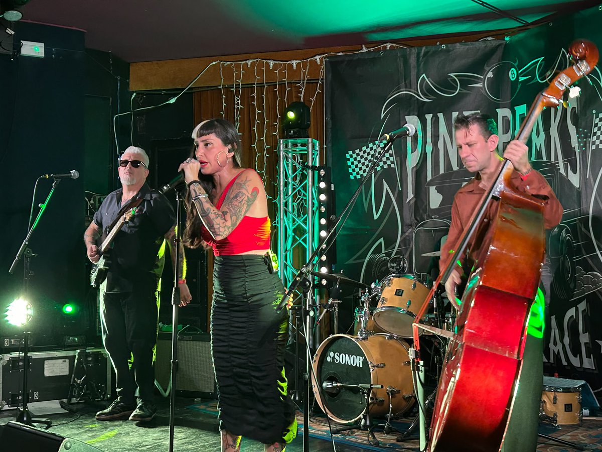RadioSeu's tweet photo. Concert de la italiana Micky Paiano, amb Don Diego Trio, al festival #rockabilly #PinePeaks, a #laSeu. #AltUrgell #Pirineu https://t.co/YRdrFkcsTq