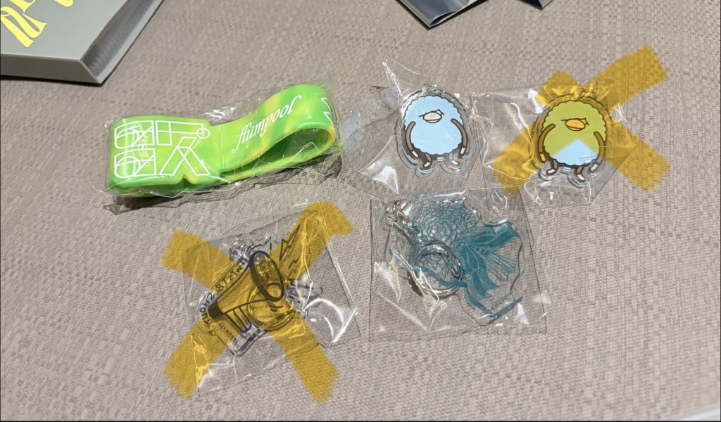 roxanna63263908's tweet photo. ランダムガチャ　交換希望

譲：写真ご参照ください

求：白キーホルダー　または定価

本日仙台公演、または名古屋公演に参加予定です。
現地お手渡し希望です。郵送は承っていません。
検索からでもお気軽にどうぞ！

#flumpool
#ここからの歌 https://t.co/Y8mYXXLKnG