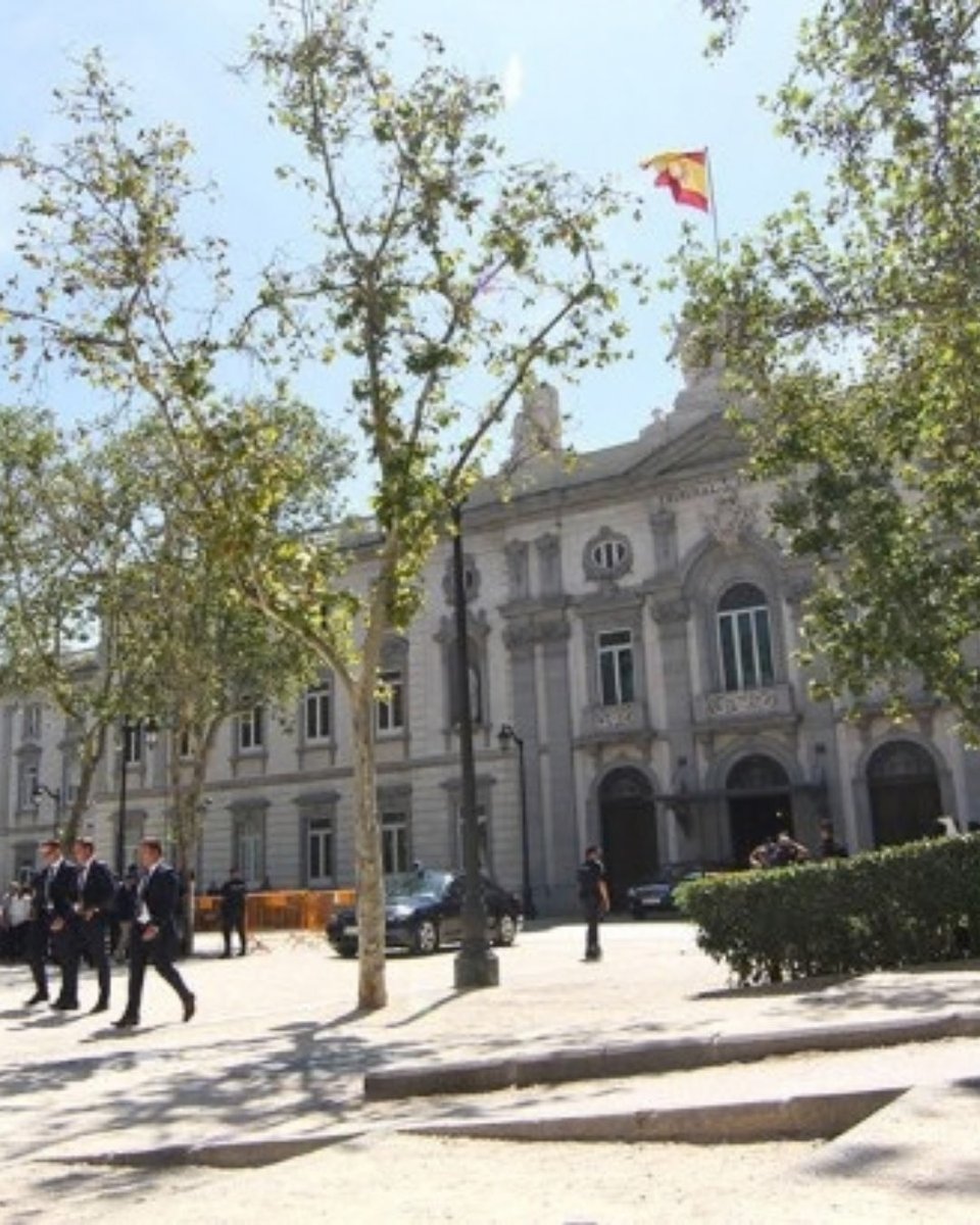Cafmurcia's tweet photo. 📢 ¿Quién paga las cuotas si el arrendador no es el propietario?

El Supremo aclara que el propietario sigue obligado frente a la comunidad: ceder la posición de arrendador a otra empresa no traslada por sí solo esa responsabilidad.

#COAFMU #AFColegiados https://t.co/w8TCrn8y6p