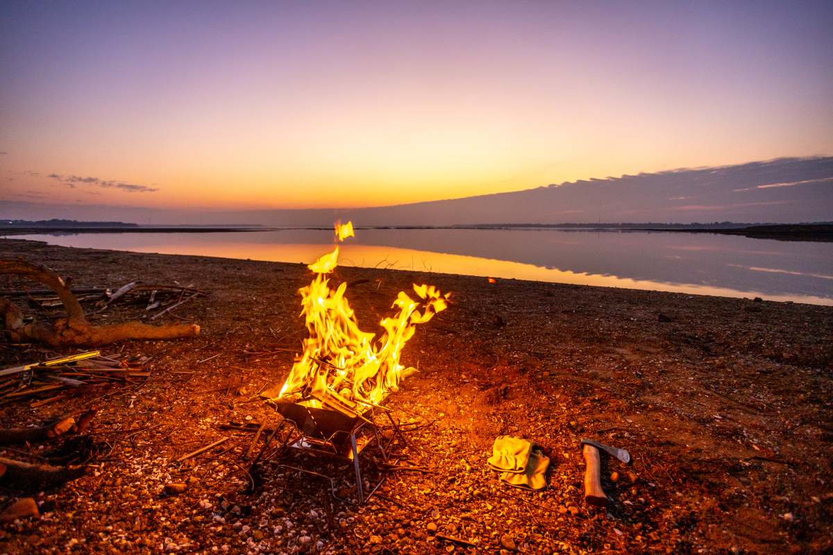 rowannolan50527's tweet photo. Perfect sunset glow + warm campfire + marshmallows that just melted  Night breeze’s the best lullaby – this is what slow living feels like. https://t.co/dD8LHcuU4Y