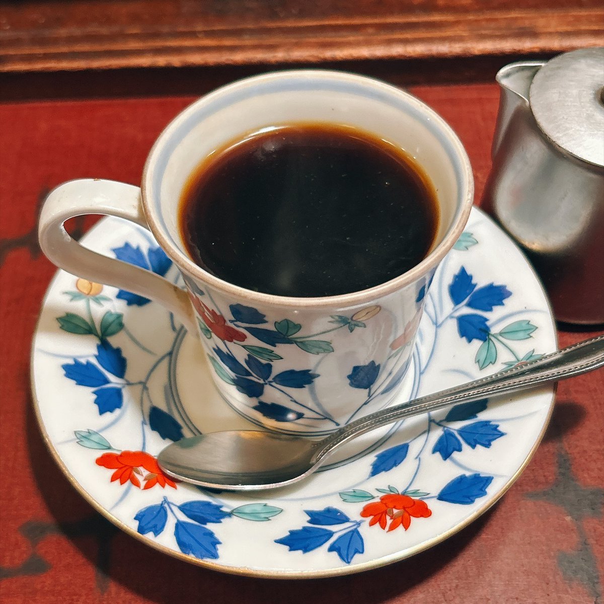 1090REALITY's tweet photo. 商店街でひっそりやってる喫煙可喫茶店にきちゃあ☕️
ママがいい味してるいい店だwww https://t.co/uRVpIgRZds