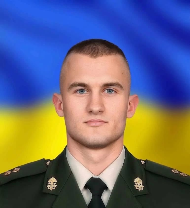 volodarskijo's tweet photo. «Нехай вони, росіяни, краще дізнаються, що ми мертві, ніж те, що ми здалися», - казав мені Віталій. І він не здався…

Я навіть цього не знала - Віталій не розказував, але, виявляється, під час одного з боїв він урятував життя бійця. Солдат був поранений, мій чоловік особисто наклав йому турнікет і виніс на собі з-під ворожого вогню. Для мене дуже важливо, що Віталій залишився у спогадах людей порядним, гідним Офіцером з великої літери.
Та і за характером він був такий – сильний, твердий, ніколи не жалівся, що би там не було. Але часто хвалив своїх бійців. Казав, що з бригадою, з хлопцями йому повезло, що з такими побратимами можна воювати... Я дуже переживала за Віталю, але розуміла, що воювати, захищати країну – це його робота.

В моїй пам’яті спливає його завжди спокійне обличчя, чудові блакитні очі, сповнені задумів. Віталій завжди виконував свої обіцянки, це було для нього святе – дотриматися слова. За його посмішкою стояло чітке розуміння поставленого перед ним завдання, чітке розуміння того, що потрібно зробити для збереження особового складу та знищення ворога. Справжній бойовий офіцер, гордість для батьків та підрозділу, рішучий, сміливий.

З великим жалем говорю про нього в минулому, але саме таким мій чоловік залишиться назавжди в моїй пам’яті та моєму серці».
Світлана Коваль

ВІТАЛІЙ КОВАЛЬ, лейтенант 2-го батальйону спецпризначення НГУ.
Загинув 6 січня 2023 року під Бахмутом.
Пам’ятаймо