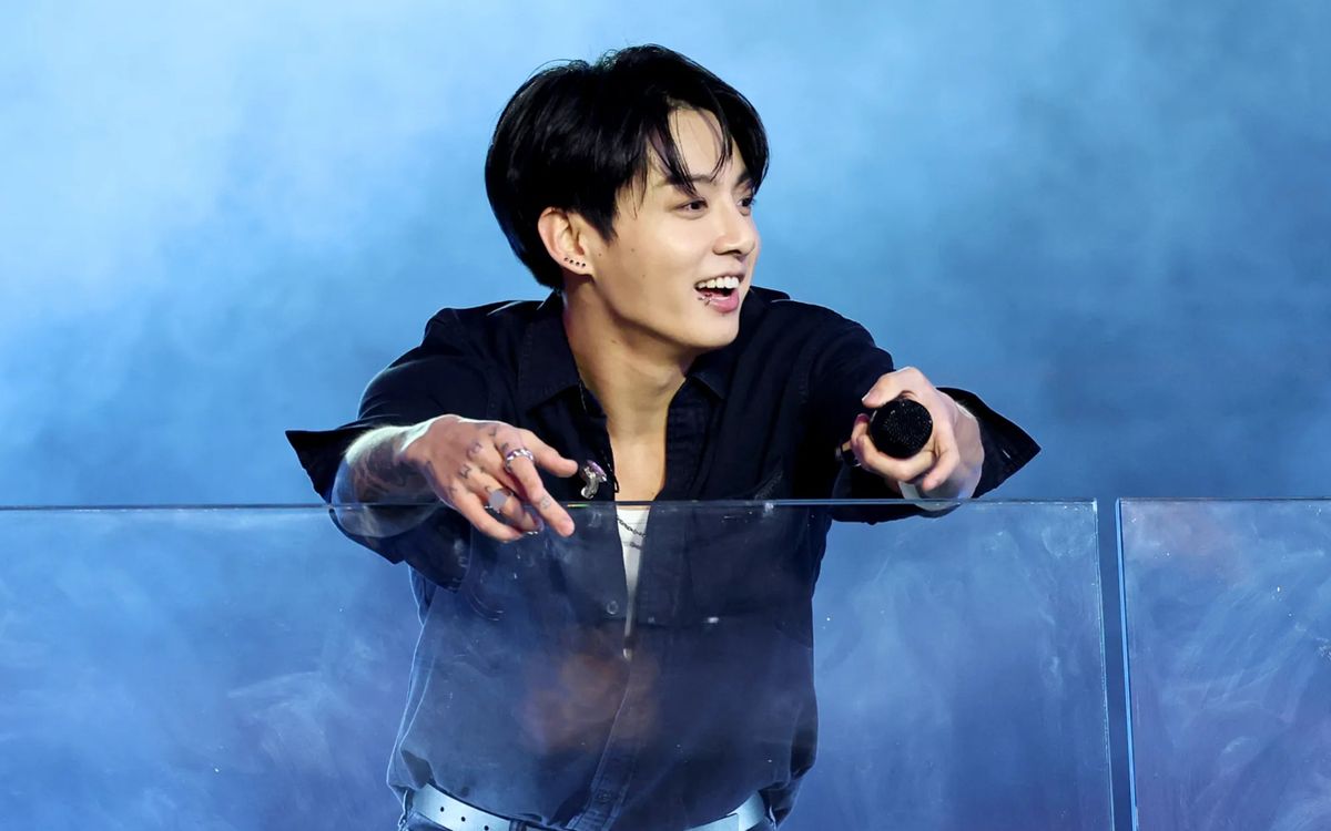 esa572012's tweet photo. Vừa qua, Jungkook tham dự sự kiện Hublot gây chú ý lớn. Hình ảnh nam ca sĩ tại đây bị truyền thông Nhật Bản đăng tải và tạo tranh cãi trái chiều. https://t.co/6r789MVMrn