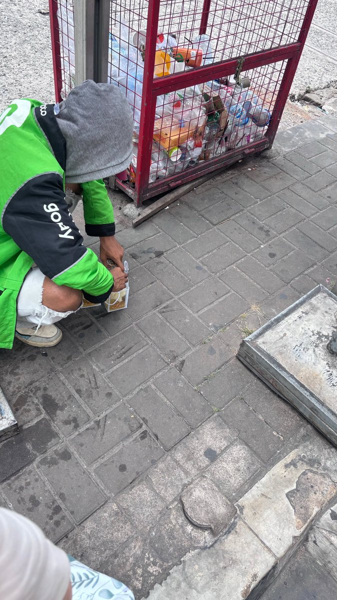 Ccookkk_'s tweet photo. Lagi scroll timeline nemu video ini

Jadi infonya, ada souvenir nikahan tapi bukan bentuk nya barang kaya biasanya melainkan hewan/makhluk hidup ayam ditinggal gitu aja di daerah Lebak Bulus, nah si abang ojol nya ini akhirnya ngamanin si ayam ayam nya 😭😭

KOK BISA KEPIKIRAN SOUVENIR NIKAH ITU BENTUKANNYA MAKHLUK HIDUPP NJIIRRR😭😭😭🫵🏻