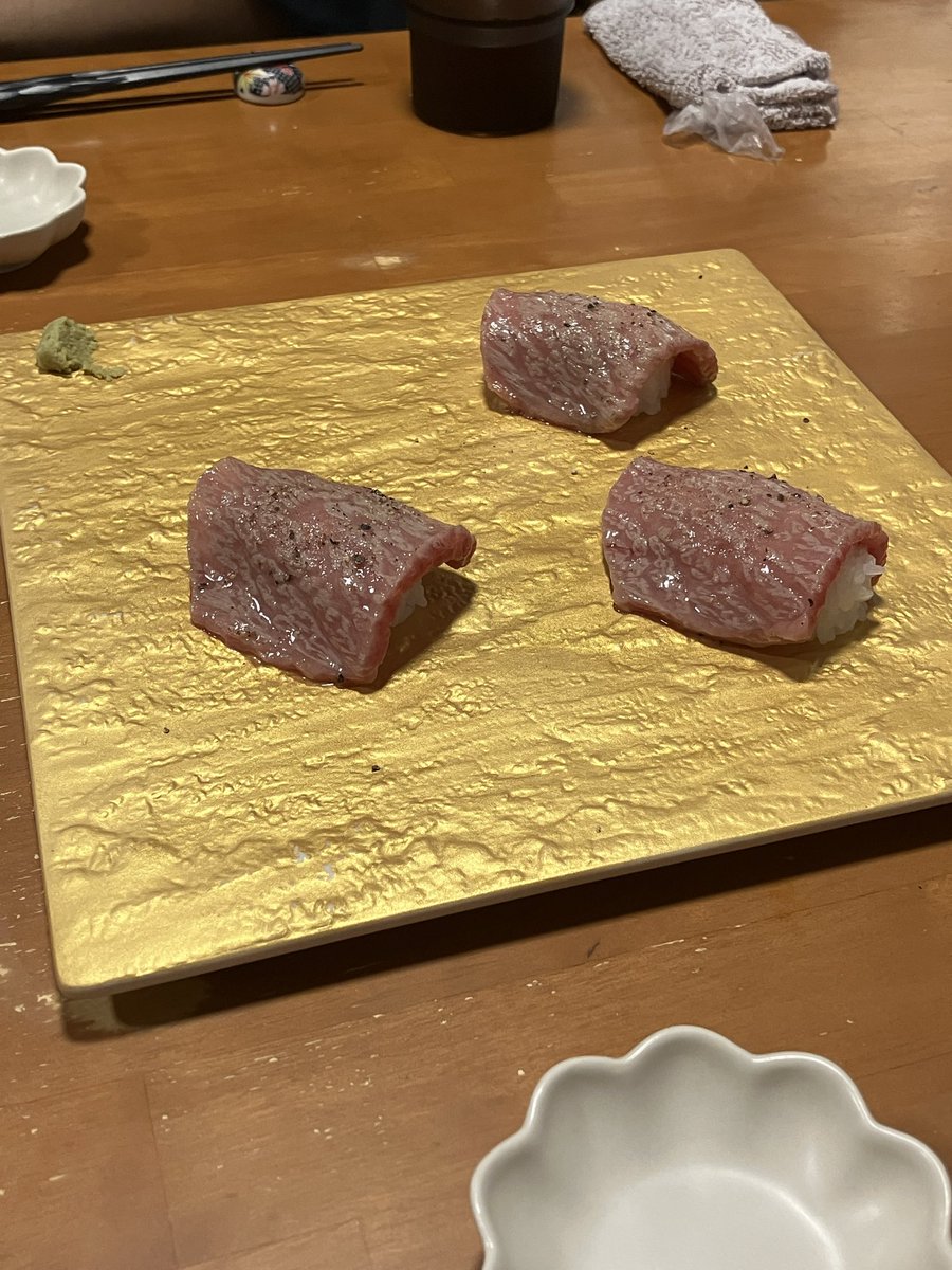 EvqRd's tweet photo. 新歓ボウリング行ってきた！
え、新歓が今更じゃないか、って？
台風来るかもしれんで、って前日延期なったのに当時ぴーかんだったのが、今日になって絶賛雨ん中を車小一時間走らせて行ってきた。

参加賞とボウリング３位で商品券げと！
お昼も声かけて肉寿司と肉ひつまぶしご馳走様なてきた！ https://t.co/HeYSIspNmJ