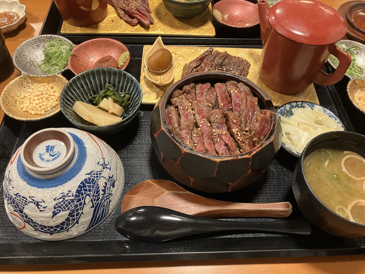 EvqRd's tweet photo. 新歓ボウリング行ってきた！
え、新歓が今更じゃないか、って？
台風来るかもしれんで、って前日延期なったのに当時ぴーかんだったのが、今日になって絶賛雨ん中を車小一時間走らせて行ってきた。

参加賞とボウリング３位で商品券げと！
お昼も声かけて肉寿司と肉ひつまぶしご馳走様なてきた！ https://t.co/HeYSIspNmJ