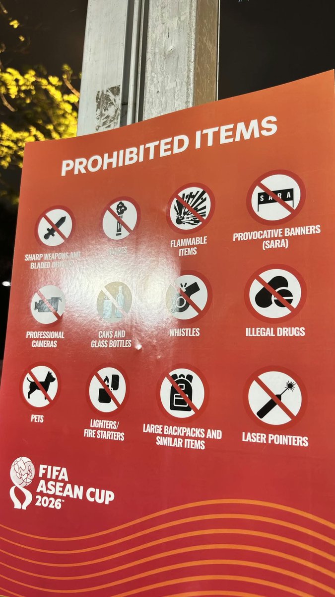 Smash1014314's tweet photo. Powerbank, tumbler, parfum dilenyapin.

Padahal nggak ada tuh larangannya. Giliran rokok sama korek malah pada lolos aja.

Aneh banget anjirrr 😭

Gue lebih rela kebauan, bawa tumbler juga bisa ngurangin sampah. Powerbank juga buat jaga-jaga kalau lowbat. Gue juga nggak bakal nimpuk ke lapangan, kecuali gue punya kekuatan Thor yang bisa nyampe ke lapangan bjirrr 😭