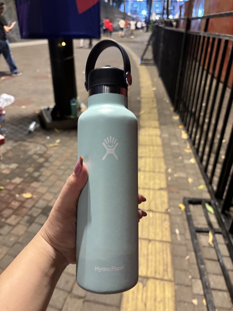 Smash1014314's tweet photo. Powerbank, tumbler, parfum dilenyapin.

Padahal nggak ada tuh larangannya. Giliran rokok sama korek malah pada lolos aja.

Aneh banget anjirrr 😭

Gue lebih rela kebauan, bawa tumbler juga bisa ngurangin sampah. Powerbank juga buat jaga-jaga kalau lowbat. Gue juga nggak bakal nimpuk ke lapangan, kecuali gue punya kekuatan Thor yang bisa nyampe ke lapangan bjirrr 😭