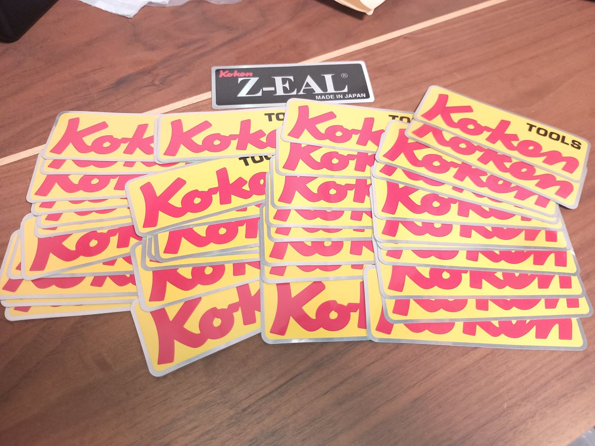 knts_strip's tweet photo. そういえばストレートのレジ横に御一人様一枚ko-kenのステッカー配ってたからいただいてきた。
手持ちの工具はできる限りコーケンで揃えている信者だけどジールのステッカーはあんまり持ってなかったから嬉しいね✌🏻 https://t.co/soyxkm78Ar