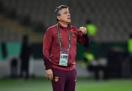 VisualScouting's tweet photo. 🔝 Grandísimo trabajo de Antonio Puche (🇪🇸/1972) en las categorías inferiores de China 🇨🇳.
En enero, en la Copa Asia Sub-23, fueron subcampeones. Hoy, con la selección olímpica, se han metido en semifinales y lucharán por las medallas en los ASEAN Games.

🔹 Puche ha encontrado en el 5-3-2 un sistema que hace al equipo muy ordenado y cómodo defendiendo en campo propio. Un bloque muy difícil de superar y al que cuesta muchísimo hacerle gol.
En ataque, un equipo muy práctico. No destaca por su capacidad goleadora, pero compite muy bien cuando se pone por delante y también en partidos igualados.
Conoce muy bien a esta generación de futbolistas chinos y, por el trabajo que está haciendo, quizá merezca una oportunidad con la absoluta. Un país que lleva décadas buscando la manera de dar un salto futbolístico.

📝 Hay varios jugadores interesantes en esta generación como Xu Bin (Wolverhampton / 2004), Weijie Mao (Dalian Yingbo / 2005), Yuwang Xiang (Chongqing / 2003), Hao Li (Qingdao / 2004) y, sobre todo, Wang Yundong (Zhejiang / 2006).

🔜 En semis van contra Corea del Sur 🇰🇷, el gran rival del torneo por el equipo que tienen. Interesante medirles allí.