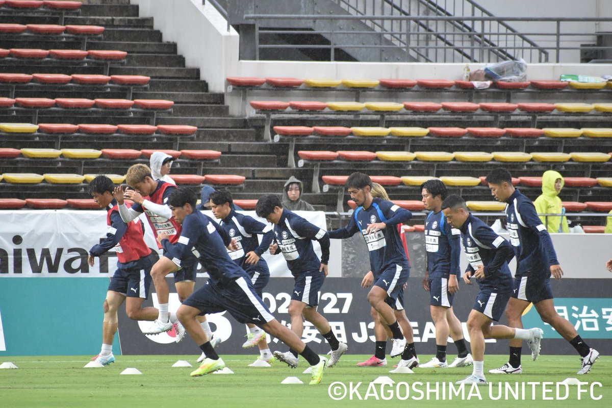 kagoshimaufc's tweet photo. 【明治安田J3リーグ第8節 vs #ギラヴァンツ北九州】

選手ピッチ内アップ中🔥
スタジアムでは約1200名の鹿児島サポーターの声援と拍手が響いています👏🌋
勝利を勝ち取るため一丸となり戦いましょう💪

J リーグ観るなら #DAZN
https://t.co/yY4XBSSjj5

#鹿児島ユナイテッドFC
#敬天愛人 https://t.co/xomIjT19Z0