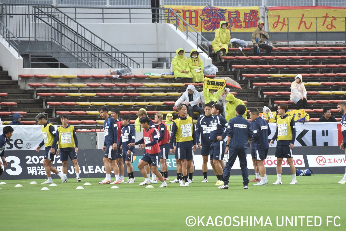 kagoshimaufc's tweet photo. 【明治安田J3リーグ第8節 vs #ギラヴァンツ北九州】

選手ピッチ内アップ中🔥
スタジアムでは約1200名の鹿児島サポーターの声援と拍手が響いています👏🌋
勝利を勝ち取るため一丸となり戦いましょう💪

J リーグ観るなら #DAZN
https://t.co/yY4XBSSjj5

#鹿児島ユナイテッドFC
#敬天愛人 https://t.co/xomIjT19Z0